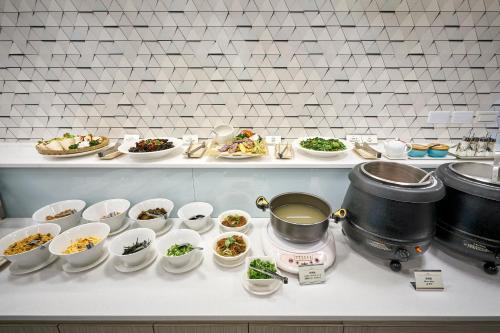 a buffet with plates of food and bowls of food at Ho Fong Business Stay in Fengyuan