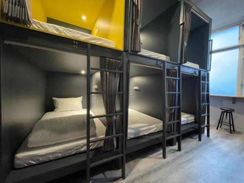 Una cama o camas en una habitación de One Night Hostel