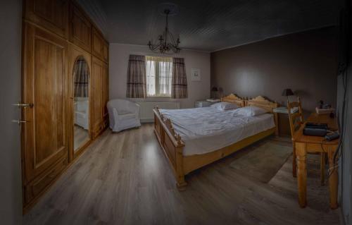 a bedroom with a bed and a desk and a bed sidx sidx sidx at B&B Den Boomgaard Moorsel in Moorsel