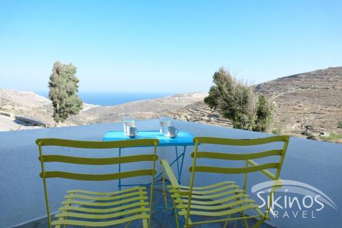 2 chaises et une table avec des boissons dans l'établissement Sikinos Elegant Studio, à Sikinos