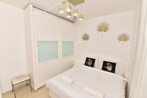 เตียงในห้องที่ Royal Park Eilat - Garden Apartment by CROWN