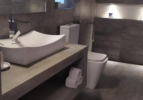 een badkamer met een bad en een toilet bij River Garden Resort in Belihul Oya