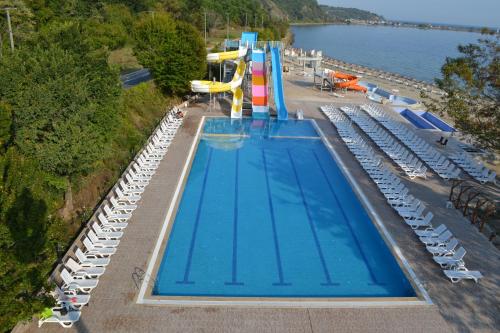 Bazén v ubytování İğneada Resort Hotel & SPA nebo v jeho okolí