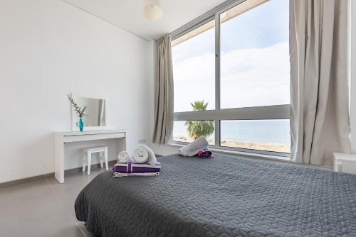 Katil atau katil-katil dalam bilik di Seafront Villa Sea Gem - Private Beach Area & Infinity Pool