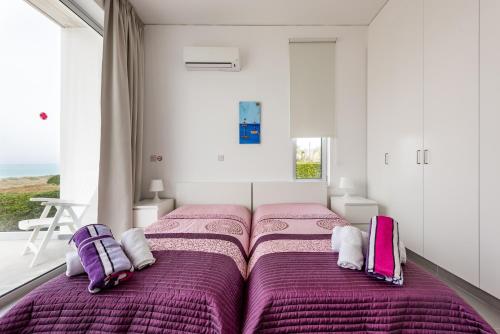 Katil atau katil-katil dalam bilik di Seafront Villa Sea Gem - Private Beach Area & Infinity Pool
