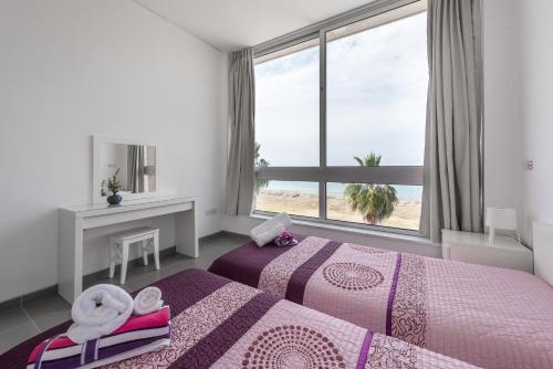 Katil atau katil-katil dalam bilik di Seafront Villa Sea Gem - Private Beach Area & Infinity Pool