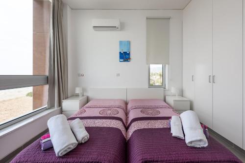 Katil atau katil-katil dalam bilik di Seafront Villa Sea Gem - Private Beach Area & Infinity Pool