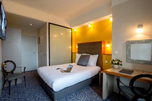 Ένα ή περισσότερα κρεβάτια σε δωμάτιο στο Hôtel de Normandie