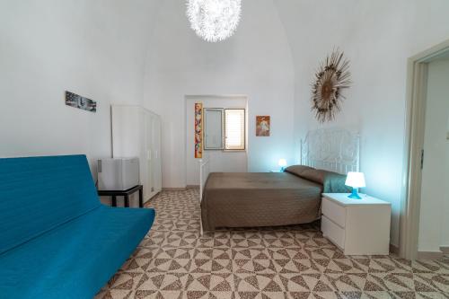 una camera con letto e divano di La Talega a Otranto