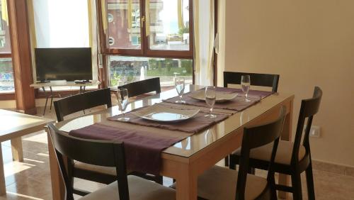 uma mesa de jantar com cadeiras e uma mesa de madeira sidx sidx sidx em Cómodo Apt 40m playa . em Noja