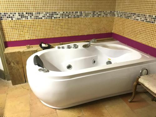 Een badkamer bij Maison d'Hôtes La Lumière de Migou