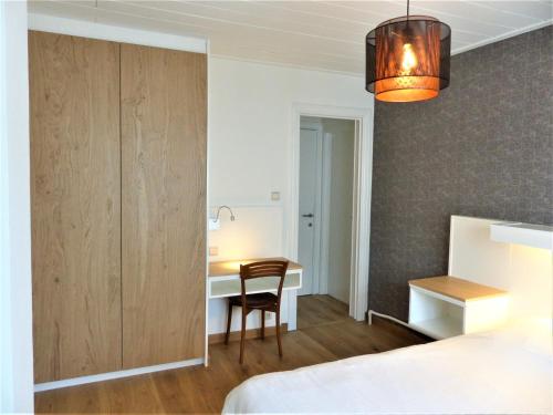 Postel nebo postele na pokoji v ubytování Logis Hotel Du Midi