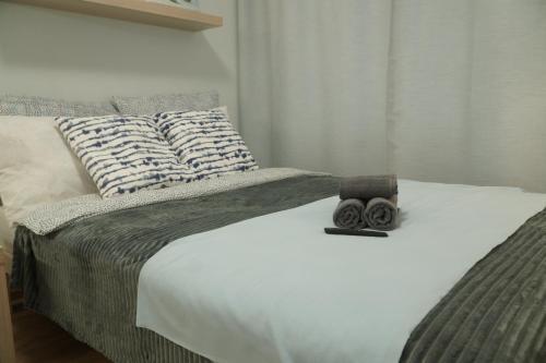 Ένα ή περισσότερα κρεβάτια σε δωμάτιο στο Серафимовича 1 дробь 4-33-1