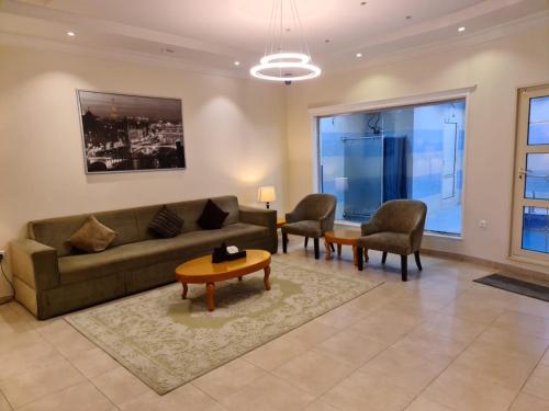 a living room with a couch and chairs and a table at شاليهات دشيل لبيوت العطلات الاقتصادية in Taif