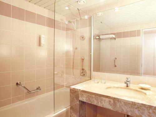 y baño con lavabo y ducha. en Hapimag Sea Garden Resort, en Yaliciftlik