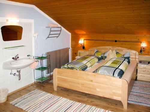 een slaapkamer met een bed en een wastafel bij Apartment Schragl - MHO487 by Interhome in Ginzling