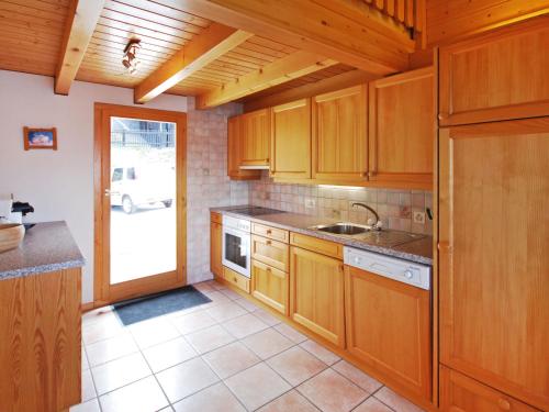 Kuchyň nebo kuchyňský kout v ubytování Chalet Lara by Interhome