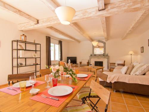 un salon avec une table et un canapé dans l'établissement Holiday Home L'Olivier by Interhome, à Lagnes