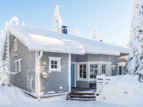 ein kleines Haus mit Schnee auf dem Dach in der Unterkunft Holiday Home Vuosselinhovi c by Interhome in Ruka