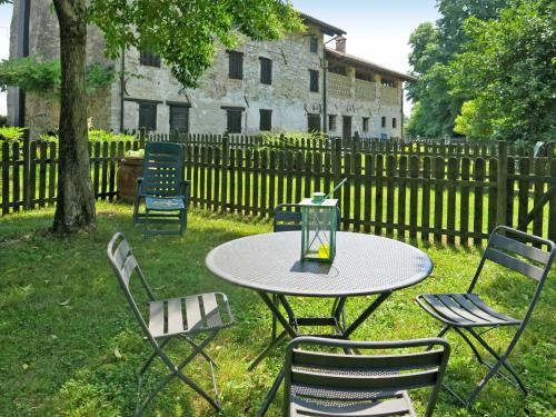 StrassoldoにあるApartment Casa del Ligustro by Interhomeの柵付きの庭のテーブルと椅子
