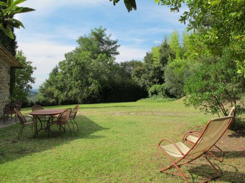 einen Tisch und Stühle auf einem Hof in der Unterkunft Holiday Home Il Poderino by Interhome in Chiocchio