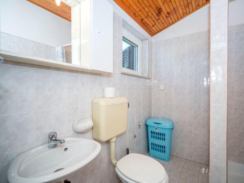 Ένα μπάνιο στο Holiday Home Ulika by Interhome
