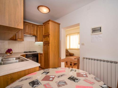 Η κουζίνα ή μικρή κουζίνα στο Holiday Home Ulika by Interhome