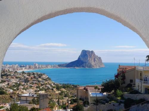 einen Blick auf den Tafelberg aus dem Fenster in der Unterkunft Holiday Home Vista Ifach by Interhome in La Canuta