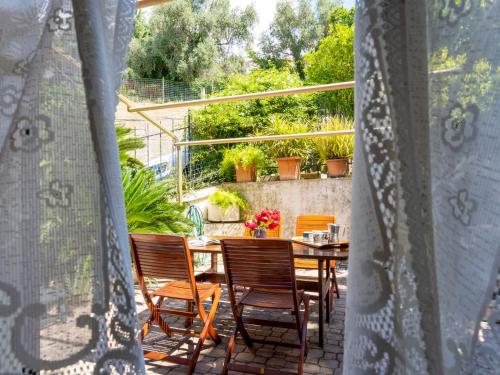 Gorleri的住宿－Apartment Degli Aranci - IMP385 by Interhome，种有植物的庭院里的桌椅