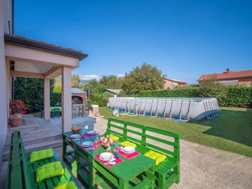 una mesa verde y sillas en un patio en Apartment Rita by Interhome, en Dražice