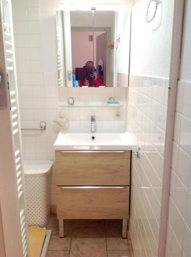 une salle de bain avec un lavabo et un miroir dans l'établissement Appartement confortable à Hauteluce, 33 m² avec vue, à Hauteluce