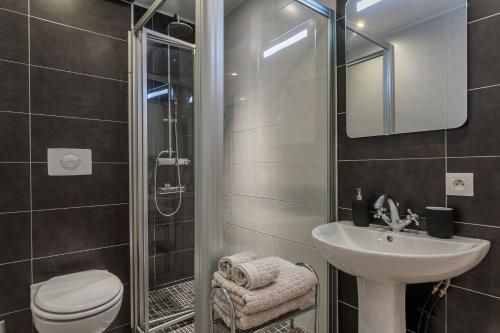 La salle de bains est pourvue d'un lavabo, de toilettes et d'une douche. dans l'établissement My Pad Provence 2, à Avignon
