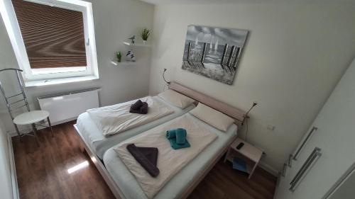 ハイリゲンハーフェンにあるStrandquartier 10 inkl Wäsche Setの小さなベッドルーム(ベッド1台、窓付)