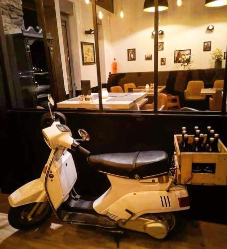 a scooter parked in front of a restaurant at L auberge de l Entre Potes- Bolia in Ath