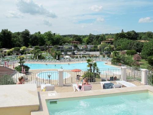 - une vue sur la piscine d'un complexe dans l'établissement Holiday Home Fior di Sole by Interhome, à Manerba del Garda