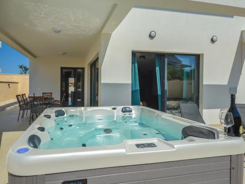 eine Whirlpool-Badewanne in der Mitte eines Hauses in der Unterkunft Villa Prova 1 by Interhome in Jezera