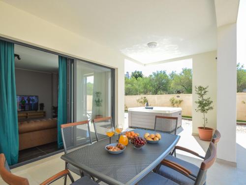 ein Esszimmer mit einem Tisch und Obst darauf in der Unterkunft Villa Prova 1 by Interhome in Jezera