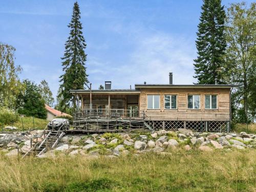 une personne debout devant une maison dans l'établissement Holiday Home Koivu by Interhome, à Sonkajärvi