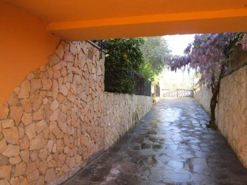 an alley with a stone wall and a tunnel at B&B Al Calcandola in Sarzana