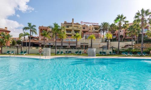 uma grande piscina em frente a um hotel em Pierre & Vacances Resort Terrazas Costa del Sol em Manilva