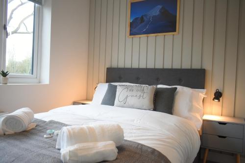 una camera da letto con un letto con un cuscino che dice che sei grande di University Walk a Loughborough