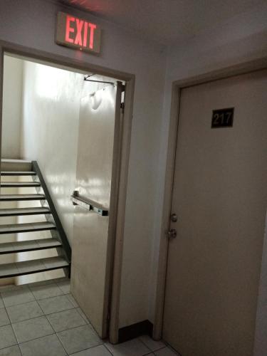 Gambar di galeri bagi Spacious Studio unit beside Enchanted Kingdom at Santa Rosa City Laguna di Santa Rosa