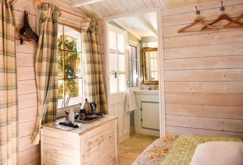 Kuchyň nebo kuchyňský kout v ubytování Ward Avenue B&B