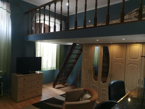 塞格德的住宿－Galéria Apartman，客厅配有双层床和电视