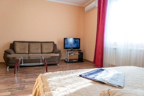 a living room with a couch and a television at Zakarpatskiy Oazis in Karpaty