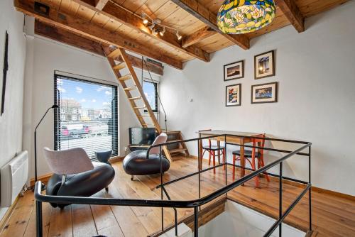 a room with a staircase and a table and chairs at Turfhuys aan het Spaarne in Haarlem