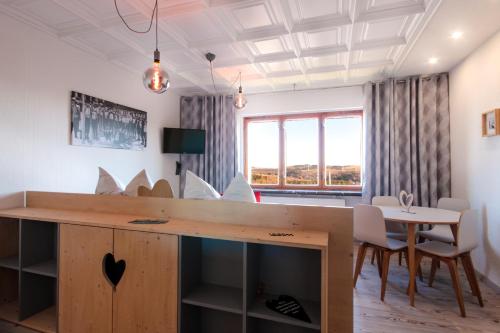a kitchen and dining room with a table and chairs at Haus am Berg - Pension direkt am Skihang in Kurort Oberwiesenthal