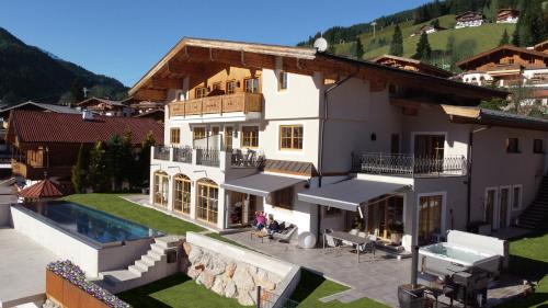 an aerial view of a house with a pool at Appartements Casa Nuova in Saalbach-Hinterglemm