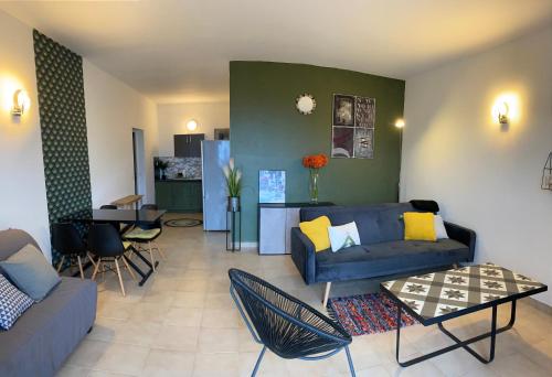 un salon avec un canapé et une table dans l'établissement Appartements vue mer, à Saint-Florent