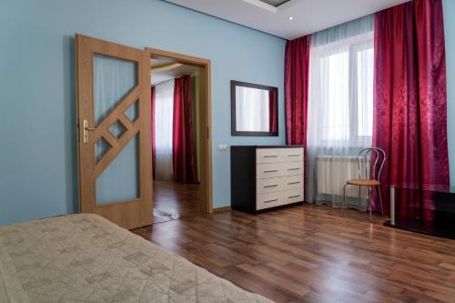 a bedroom with a bed and a dresser at Zakarpatskiy Oazis in Karpaty